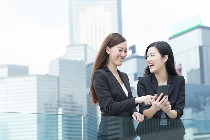 Image of two women buying a Hong Kong virtual phone number.